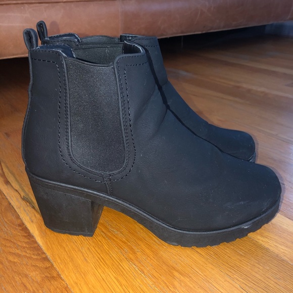 Boohoo Chunky Cleated Heel Chelsea Boots - Picture 4 of 6